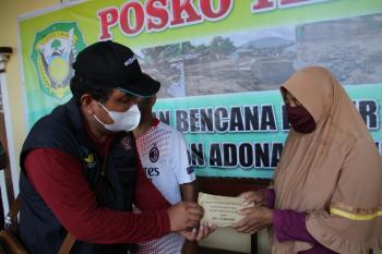 Korban Banjir di NTT Terima Bantuan  